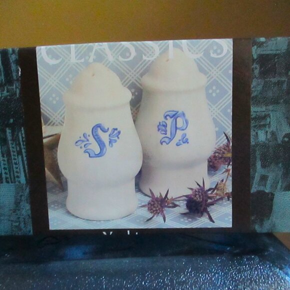 Pfaltzgraff Yorktown Salt & Pepper Shakers W/Stoppers Vintage NWT Original Box - Picture 4 of 5